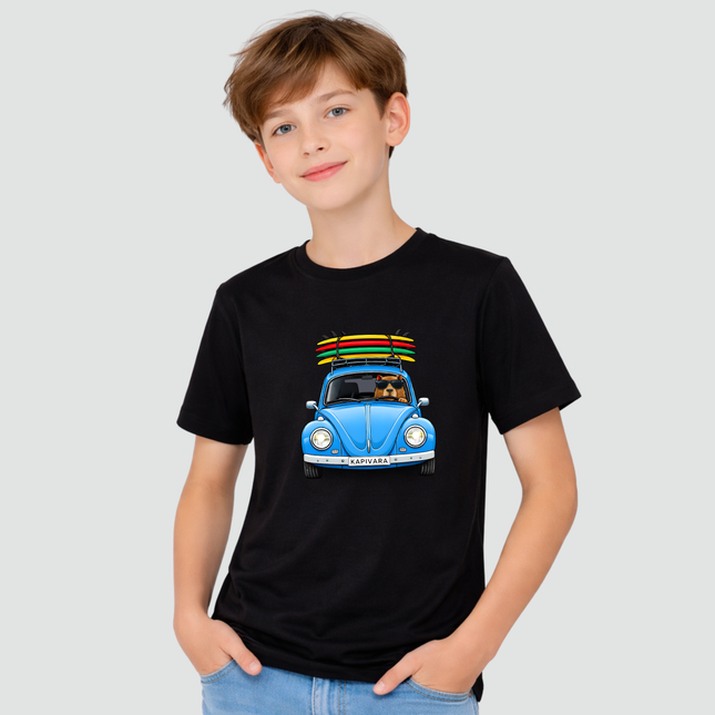 menino usando camiseta capivara fusca preta