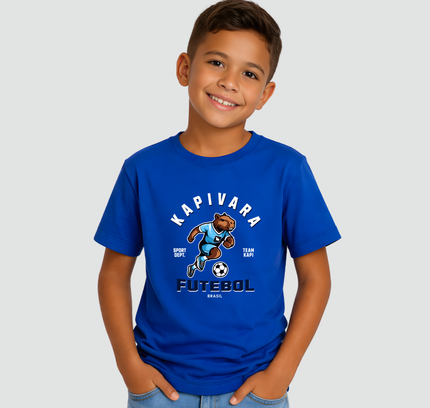 menino usando camiseta infantil capivara futebol azul
