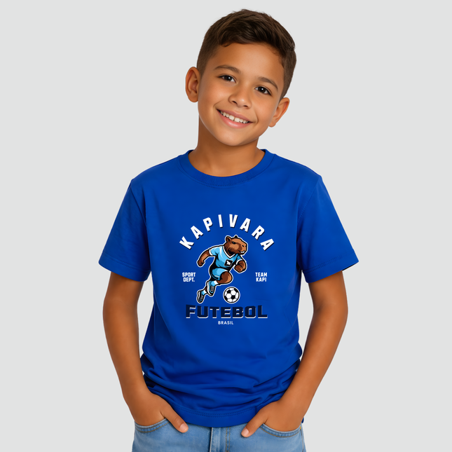 menino usando camiseta infantil capivara futebol azul