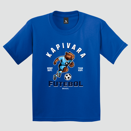 criança usando camiseta capivara futebol estampa esportiva