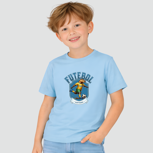 criança usando camiseta capivara futebol brasil estampa esportiva