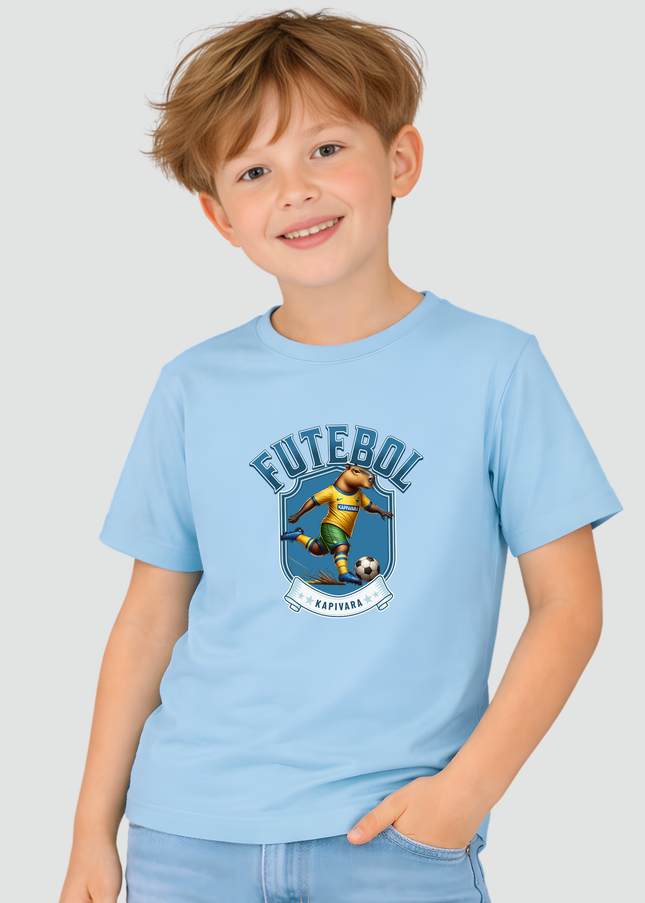 criança usando camiseta capivara futebol brasil estampa esportiva