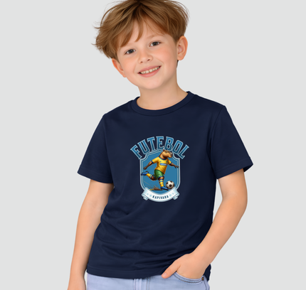menino usando camiseta infantil capivara futebol brasil azul marinho