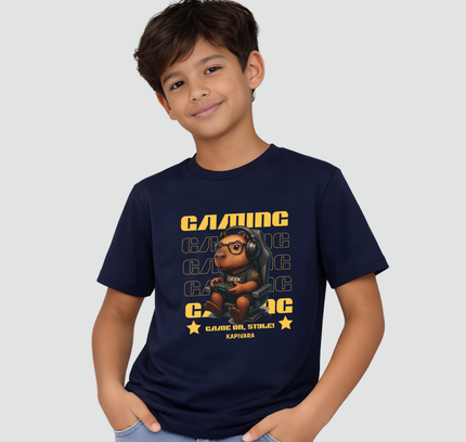 menino usando camiseta infantil capivara gamer geek azul marinho com estampa de capivara jogando videogame