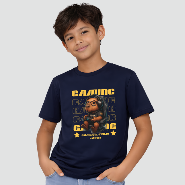 menino usando camiseta infantil capivara gamer geek azul marinho com estampa de capivara jogando videogame