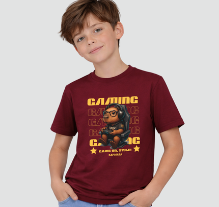menino usando camiseta infantil capivara gamer geek bordô com estampa de capivara jogando videogame