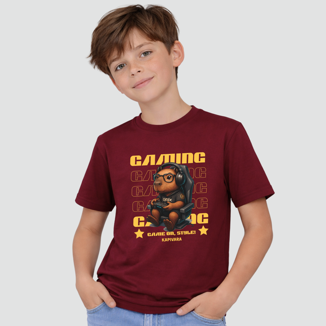 menino usando camiseta infantil capivara gamer geek bordô com estampa de capivara jogando videogame