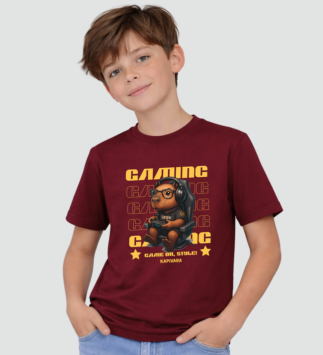 menino usando camiseta infantil capivara gamer geek bordô com estampa de capivara jogando videogame