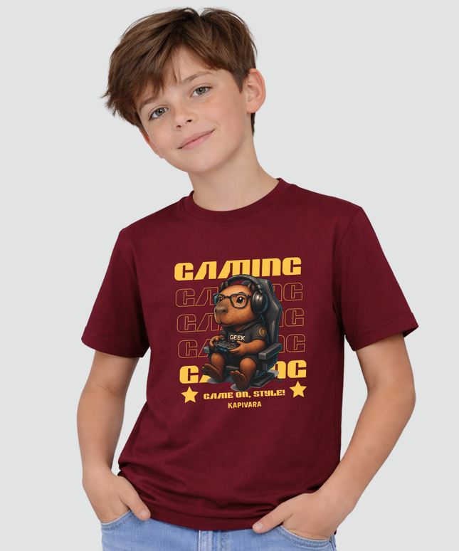 menino usando camiseta infantil capivara gamer geek bordô com estampa de capivara jogando videogame