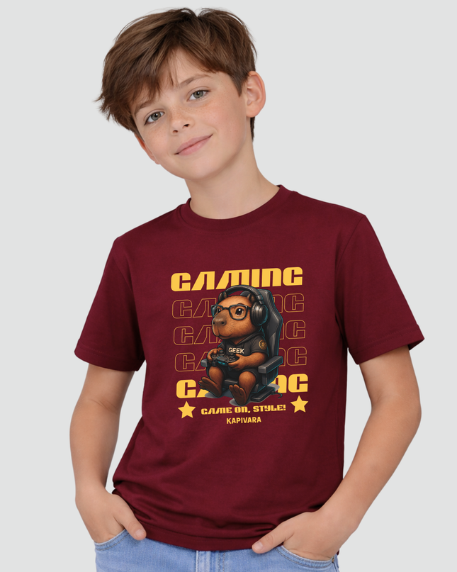 menino usando camiseta infantil capivara gamer geek bordô com estampa de capivara jogando videogame