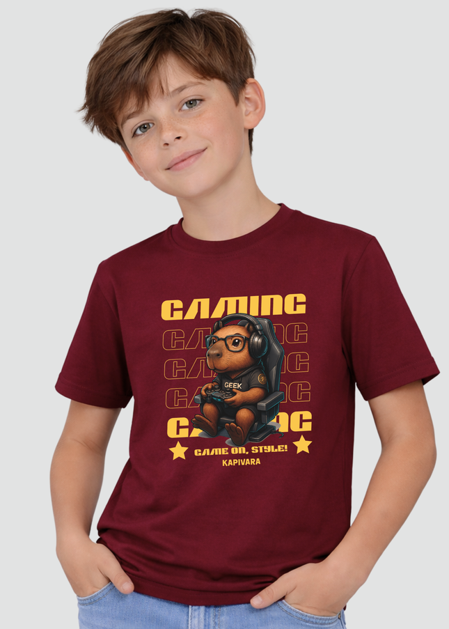 menino usando camiseta infantil capivara gamer geek bordô com estampa de capivara jogando videogame