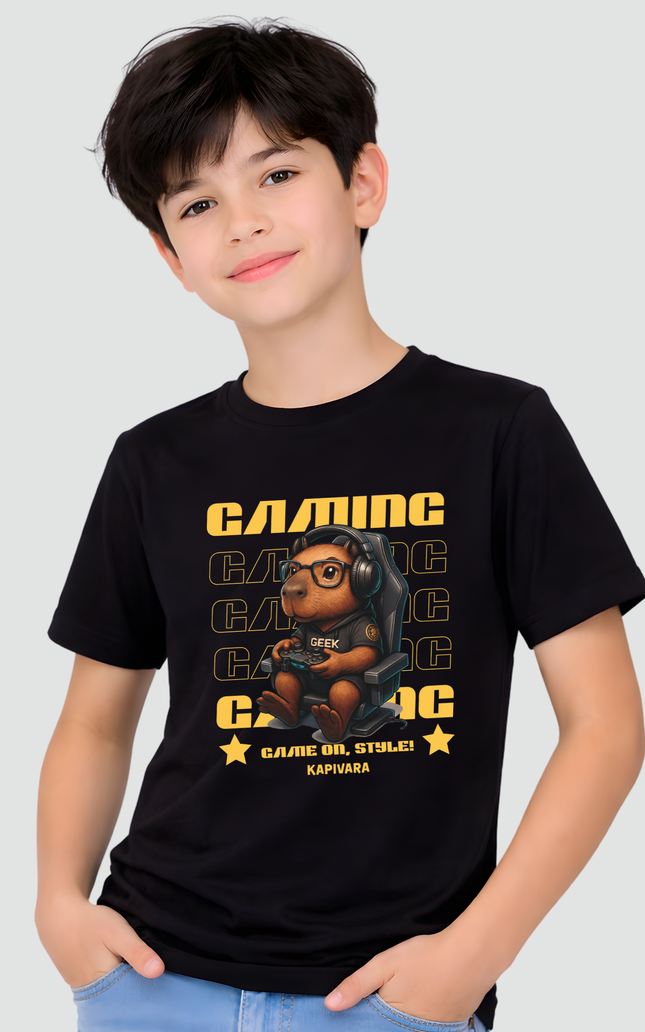 menino usando camiseta infantil capivara gamer geek preta com estampa divertida de capivara gamer