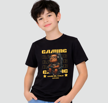 menino usando camiseta infantil capivara gamer geek preta com estampa divertida de capivara gamer