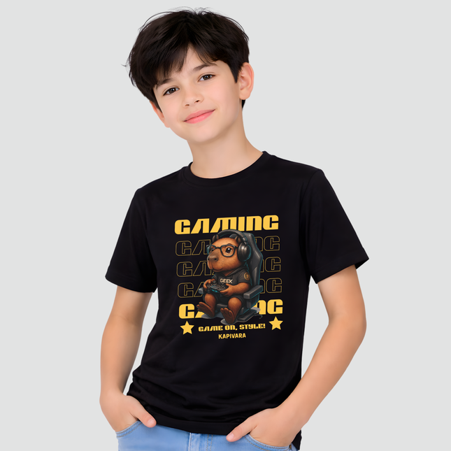menino usando camiseta infantil capivara gamer geek preta com estampa divertida de capivara gamer