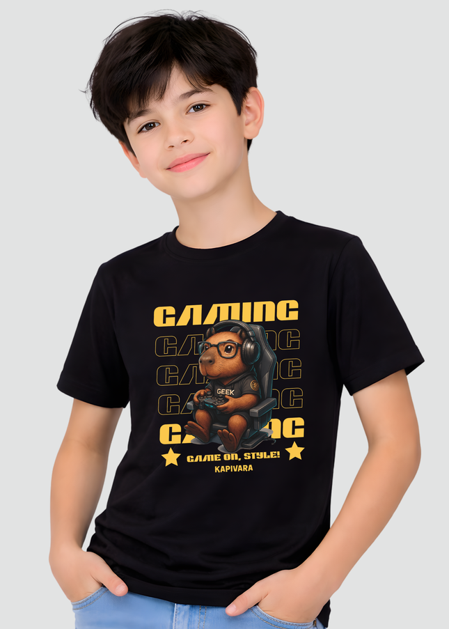 menino usando camiseta infantil capivara gamer geek preta com estampa divertida de capivara gamer