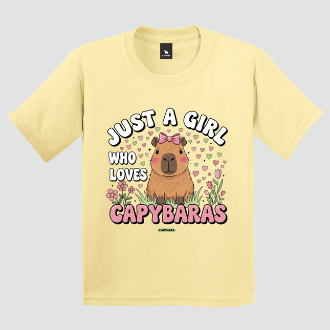 Camiseta infantil amarela Just a Girl Who Loves Capybaras com estampa de capivara
