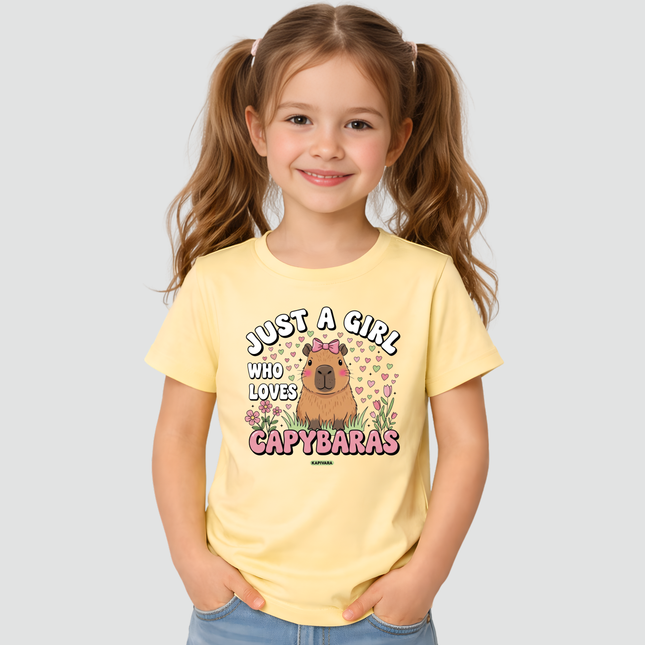 Menina usando camiseta infantil amarela com estampa de capivara Just a Girl Who Loves Capybaras