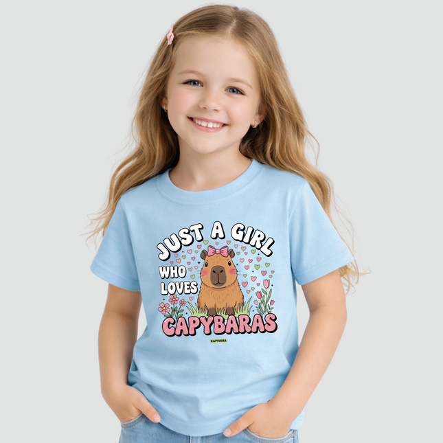Menina usando camiseta infantil azul com estampa Just a Girl Who Loves Capybaras