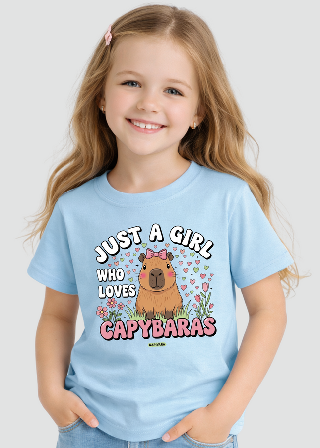 Menina usando camiseta infantil azul com estampa Just a Girl Who Loves Capybaras