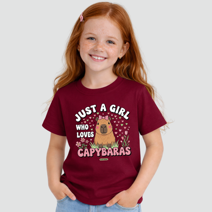 Menina usando camiseta infantil bordô com estampa Just a Girl Who Loves Capybaras