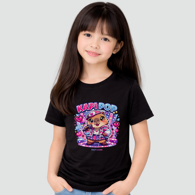 Menina usando camiseta infantil preta com estampa de capivara Kapi Pop estilo kawaii