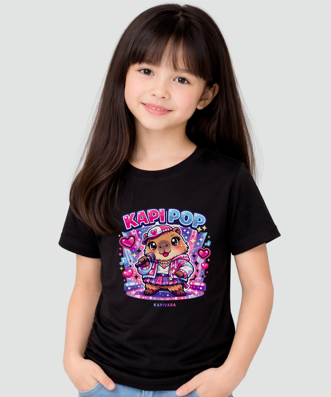Menina usando camiseta infantil preta com estampa de capivara Kapi Pop estilo kawaii