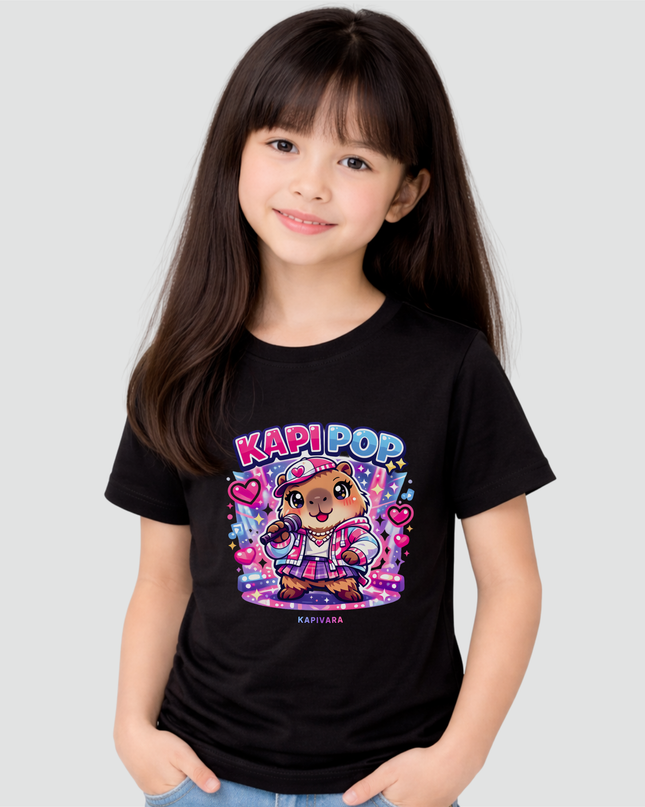 Menina usando camiseta infantil preta com estampa de capivara Kapi Pop estilo kawaii