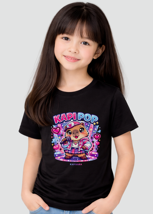 Menina usando camiseta infantil preta com estampa de capivara Kapi Pop estilo kawaii