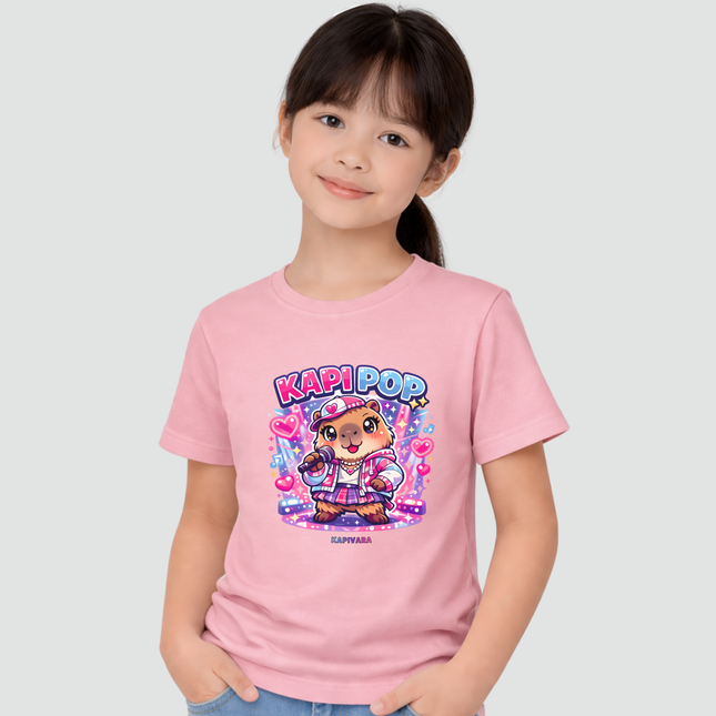 Menina usando camiseta infantil rosa com estampa de capivara Kapi Pop estilo kawaii