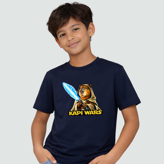 menino usando camiseta infantil capivara kapi wars lado da luz azul marinho