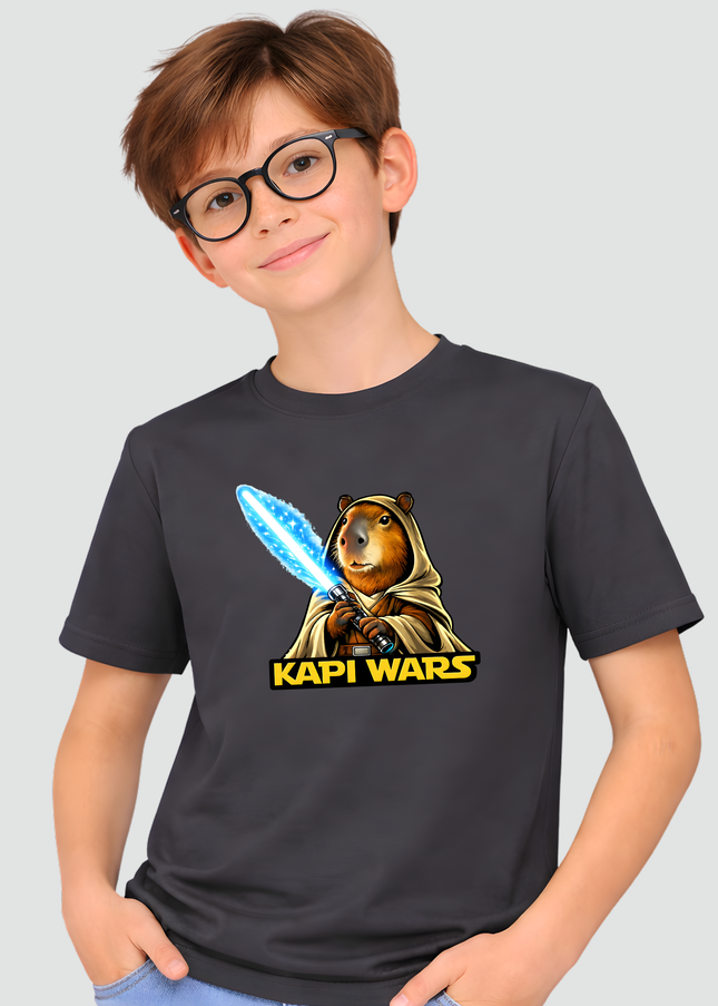 menino usando camiseta capivara espada de luz azul 