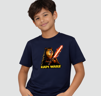 menino usando camiseta infantil capivara kapi wars lado sombrio azul marinho