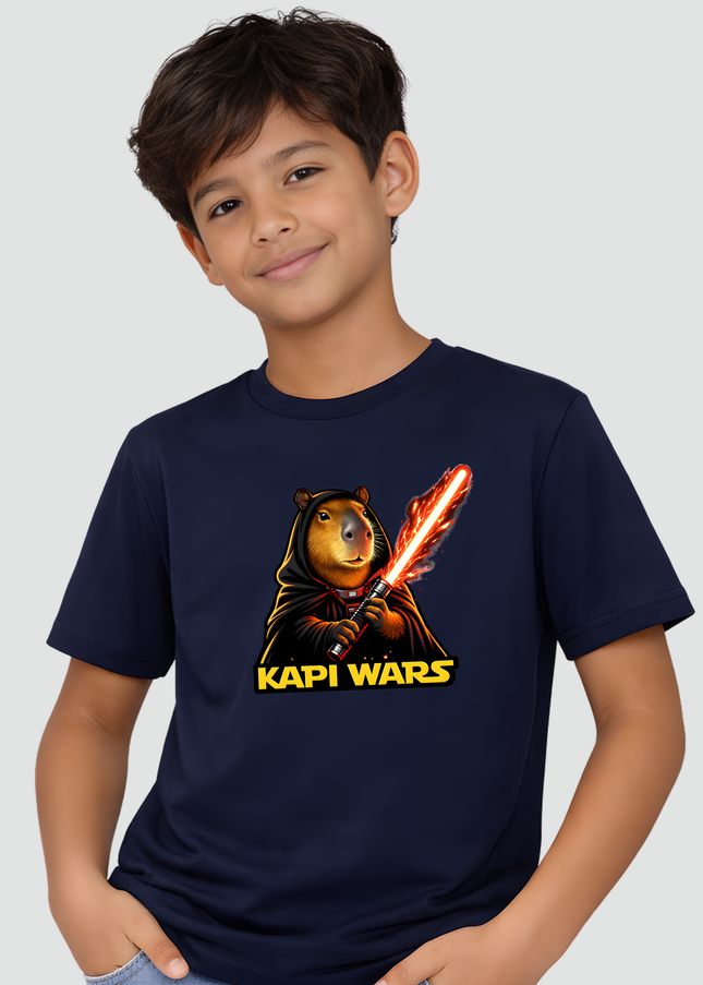 menino usando camiseta infantil capivara kapi wars lado sombrio azul marinho