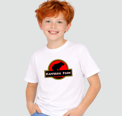 menino usando camiseta infantil capivara kapivara park branca
