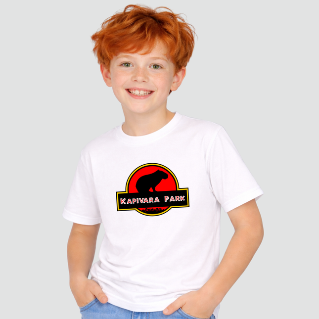 menino usando camiseta infantil capivara kapivara park branca