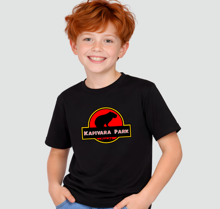 menino usando camiseta infantil capivara kapivara park preta
