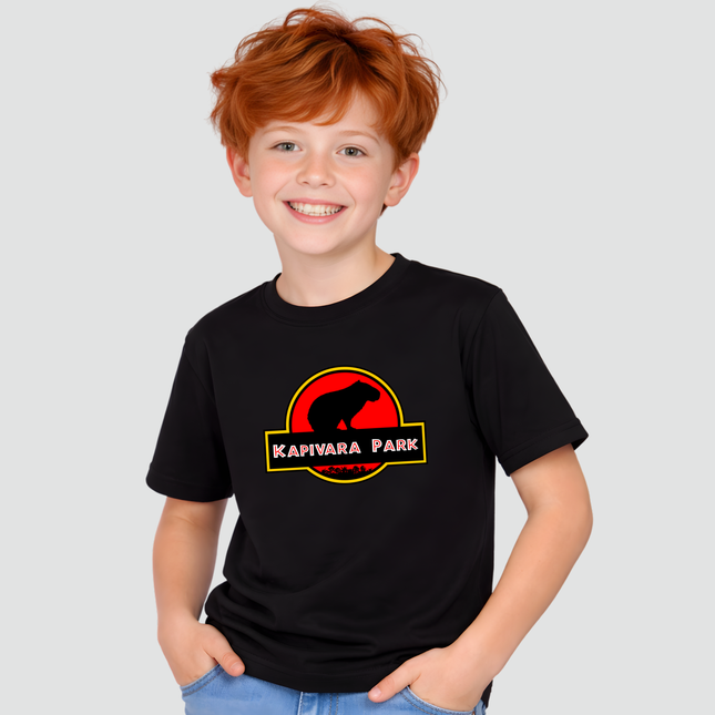 menino usando camiseta infantil capivara kapivara park preta