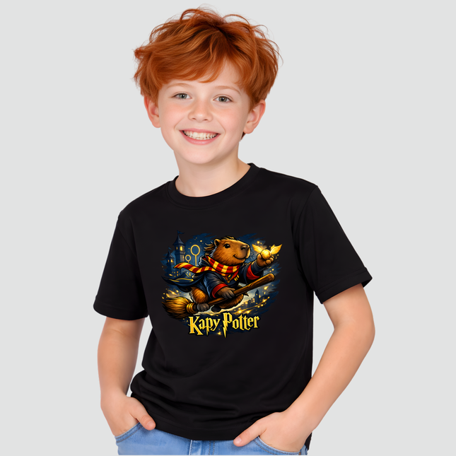 menino usando camiseta infantil kapy potter quadribol preta