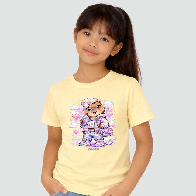menina usando camiseta infantil amarela capivara kawaii moda infantil fofa