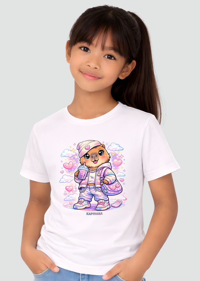 menina usando camiseta infantil branca capivara kawaii estilo fofo moderna