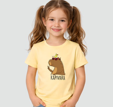 menina usando camiseta capivara amarela paz e amor