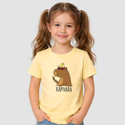 menina usando camiseta capivara amarela paz e amor