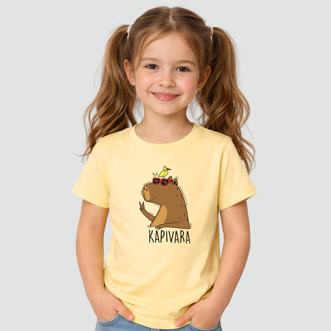 menina usando camiseta capivara amarela paz e amor