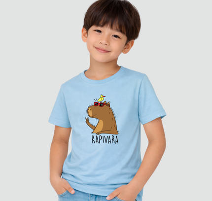 menino usando camiseta capivara azul paz e amor
