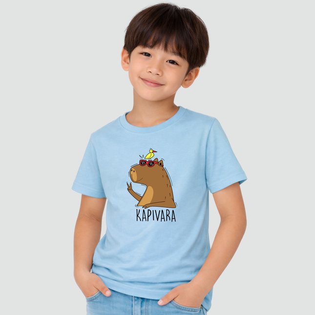 menino usando camiseta capivara azul paz e amor