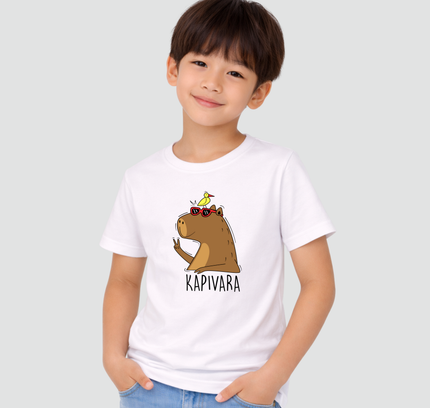 criança usando camiseta capivara fazendo sinal de paz com óculos