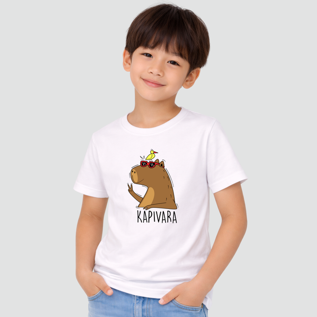 criança usando camiseta capivara fazendo sinal de paz com óculos
