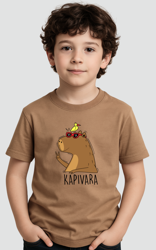 menino usando camiseta infantil capivara paz e amor marrom