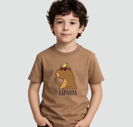 menino usando camiseta infantil capivara paz e amor marrom