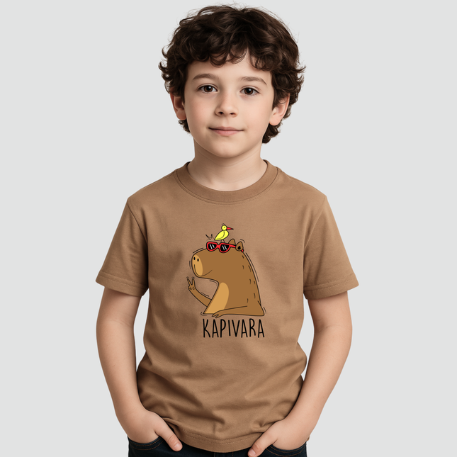 menino usando camiseta infantil capivara paz e amor marrom